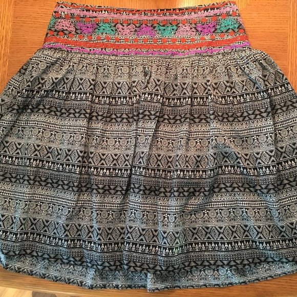 Colourful embroidered skirt - Picture 3 of 6